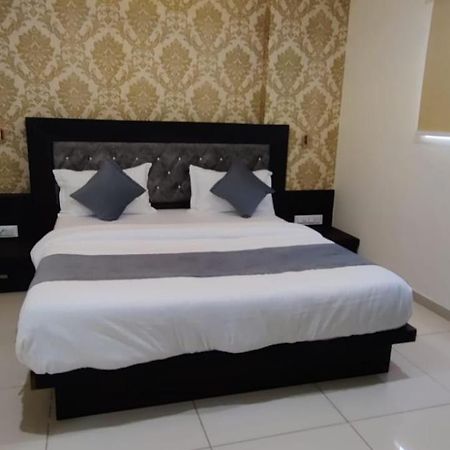 Hotel Aarna Palace Vadodara Kültér fotó