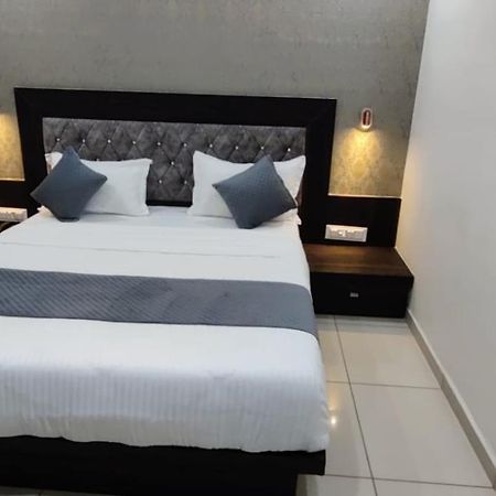 Hotel Aarna Palace Vadodara Kültér fotó