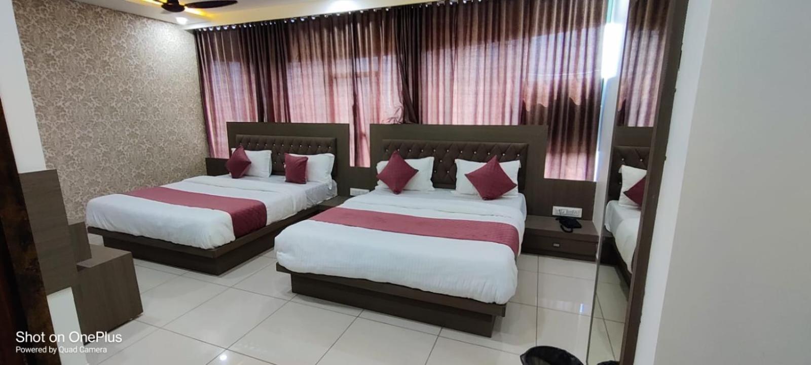 Hotel Aarna Palace Vadodara Kültér fotó