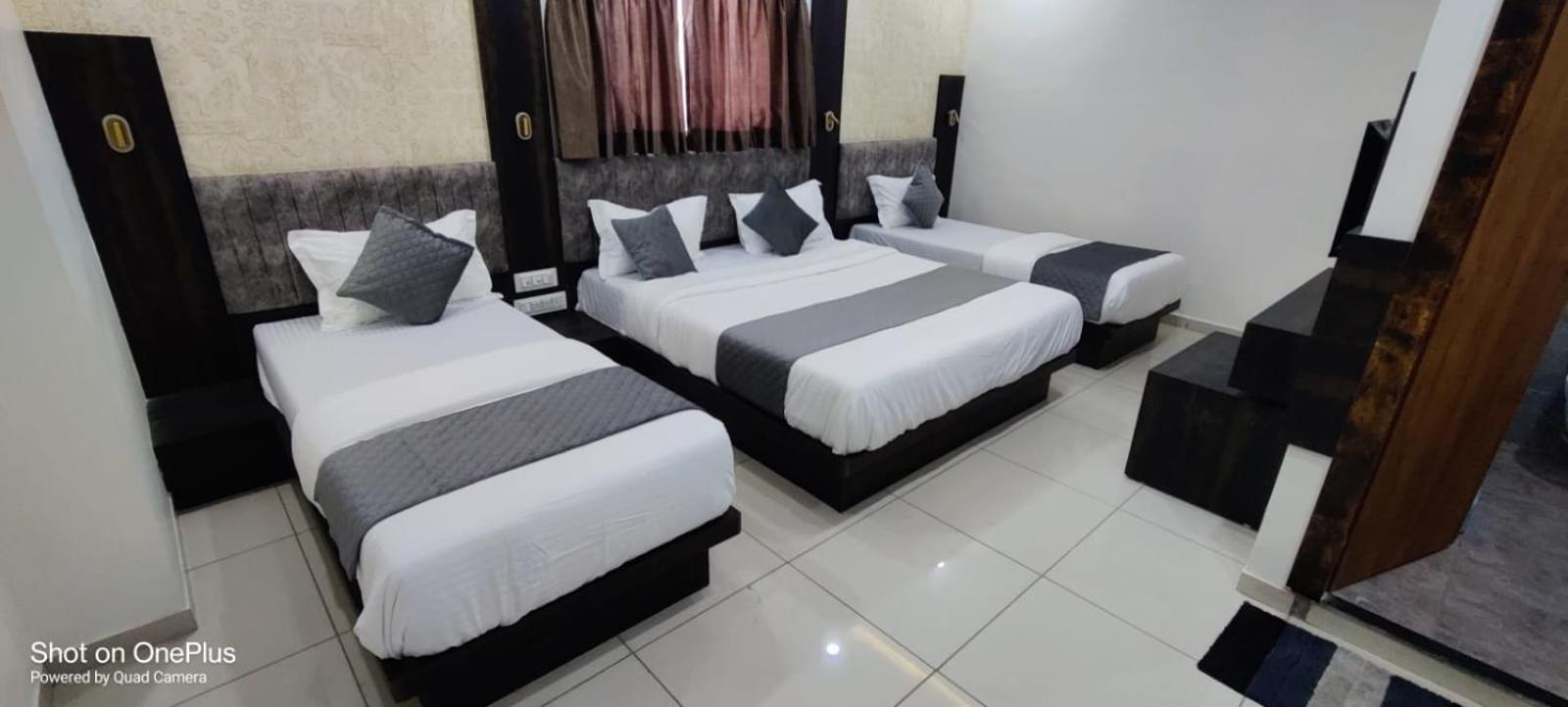 Hotel Aarna Palace Vadodara Kültér fotó