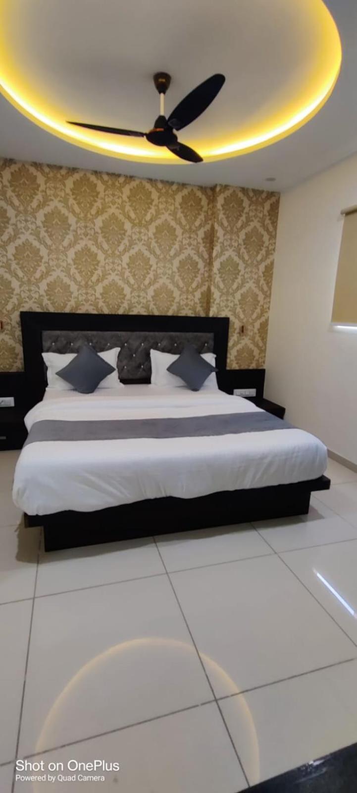 Hotel Aarna Palace Vadodara Kültér fotó