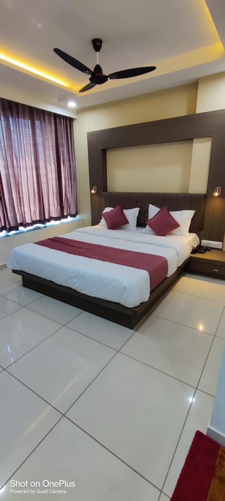 Hotel Aarna Palace Vadodara Kültér fotó