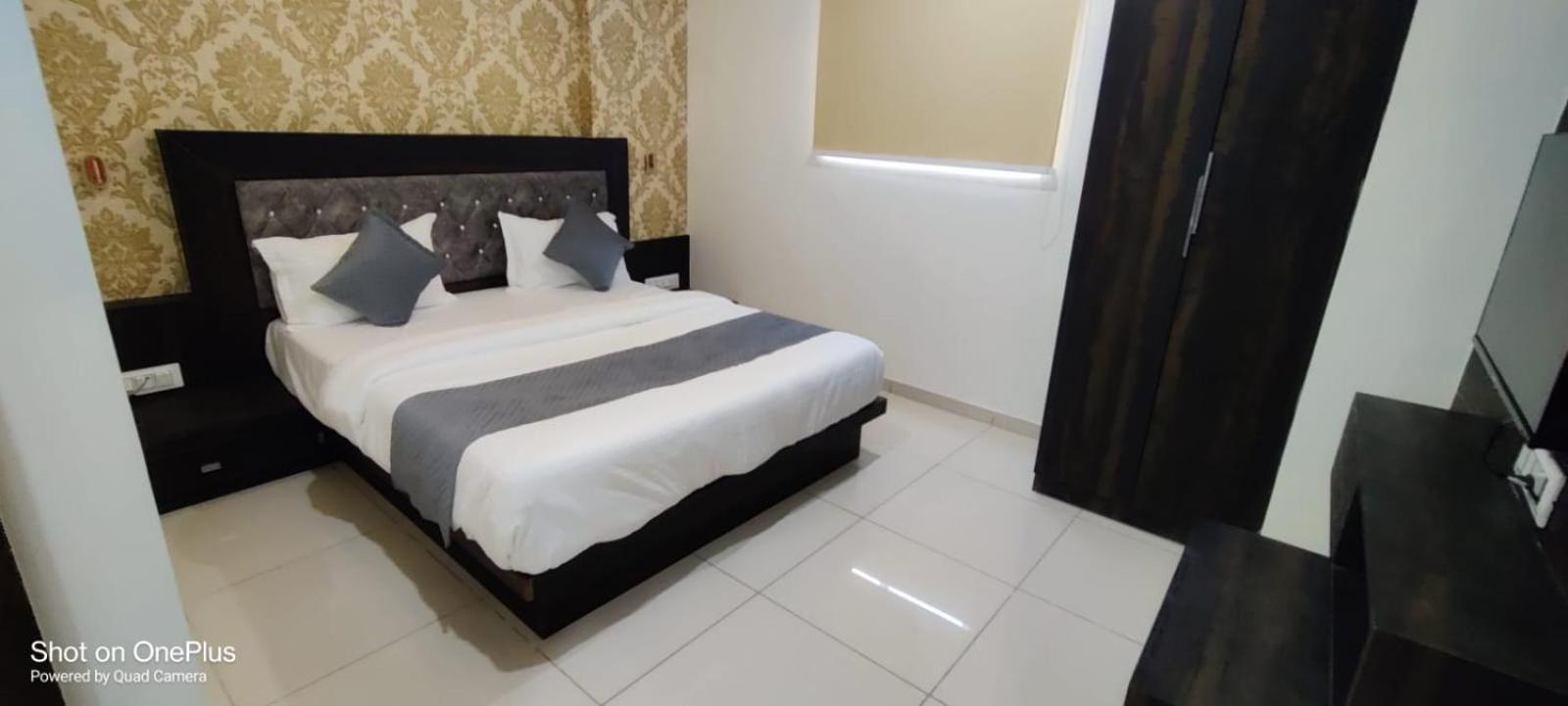 Hotel Aarna Palace Vadodara Kültér fotó