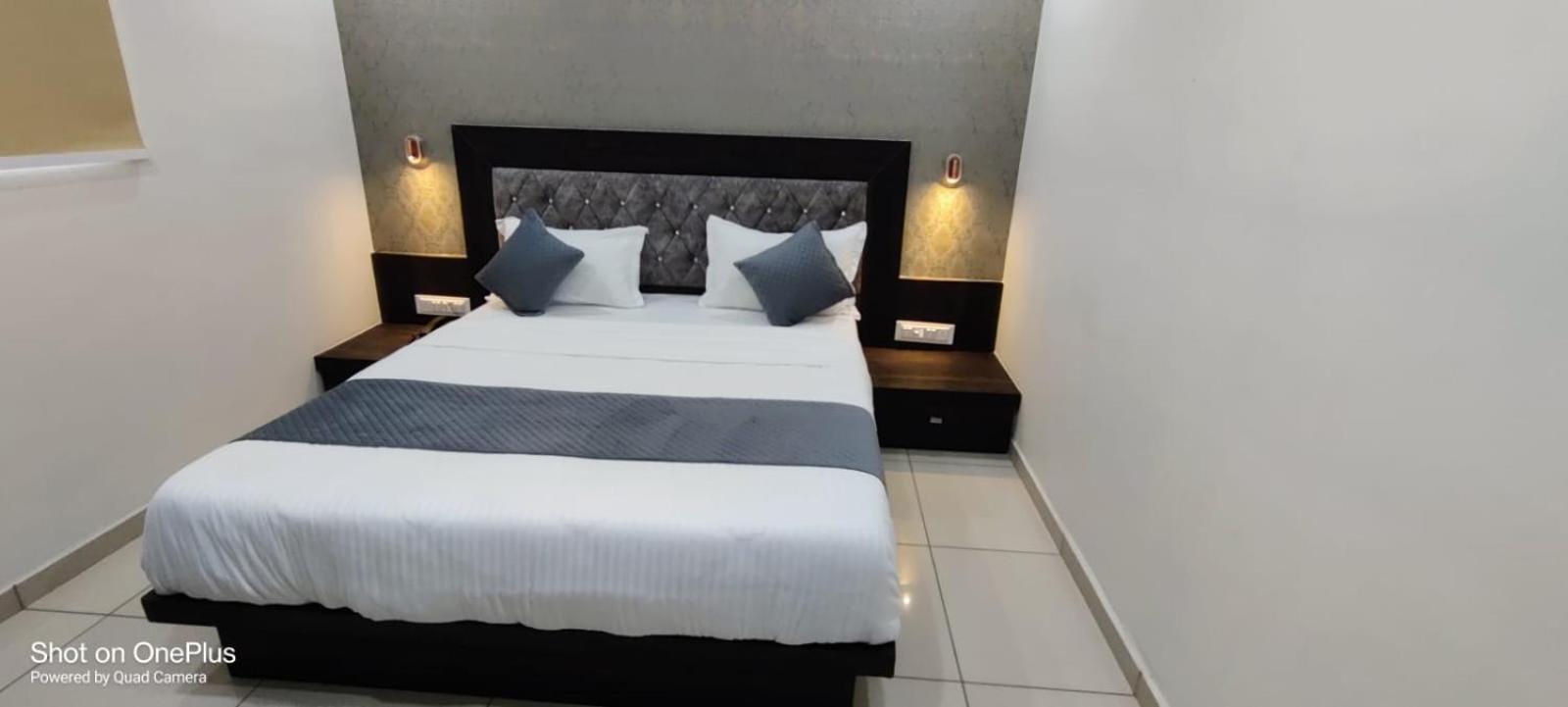 Hotel Aarna Palace Vadodara Kültér fotó