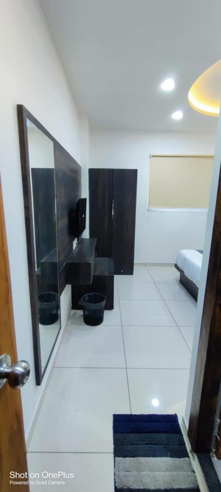 Hotel Aarna Palace Vadodara Kültér fotó